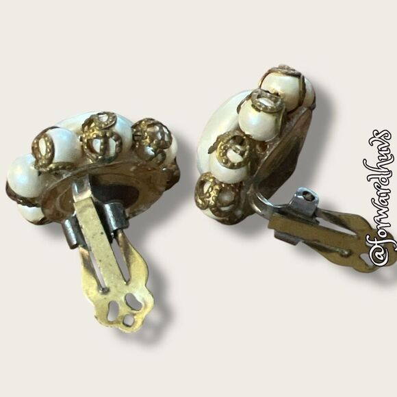 Vintage Unmarked Clip-On Earrings - Picture 4 of 9